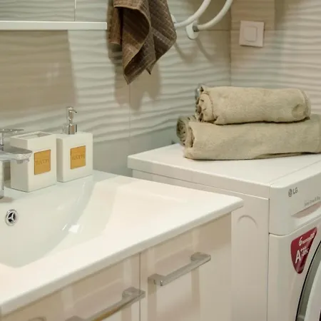 Stylish Studio, Centre - Private Parking - Panoramic Views *